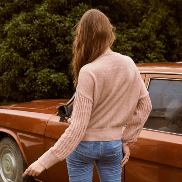 🎥 Hollow Out Pink Buttoned V-Neck Cardigan - Picture 8 of 17